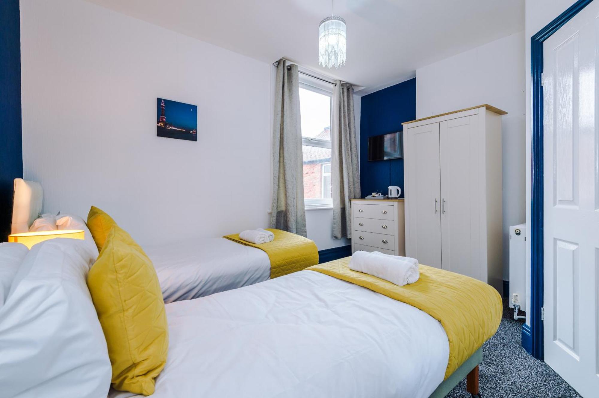 Pebbles Guest House Blackpool Exterior photo